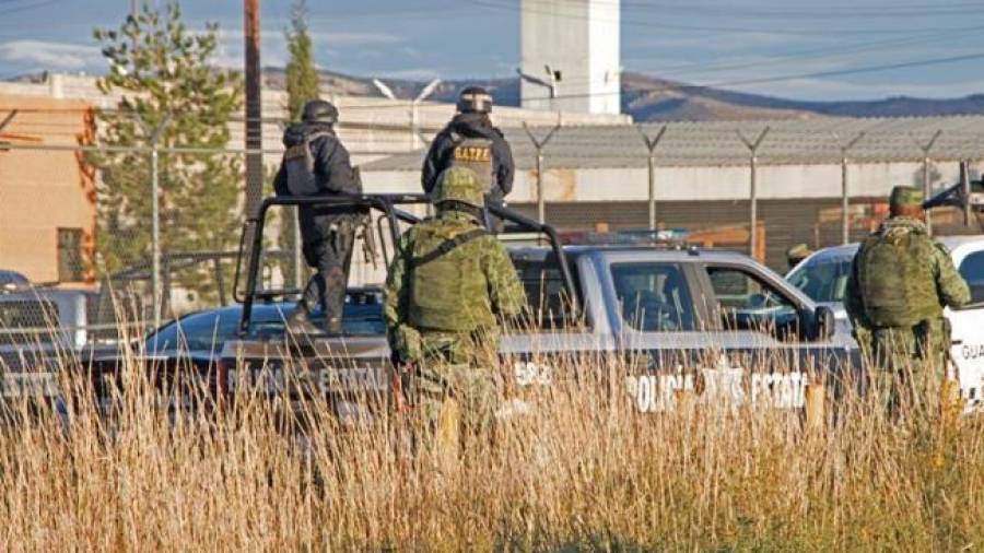 La Policía vigila el exterior de la cárcel de Zacatecas donde se produjo la mortal pelea.EFE