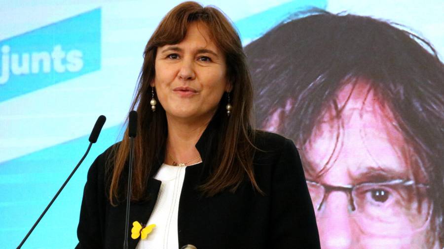 La candidata de JxCat, Laura Borras, amb Carles Puigdemont, en connexió des de Waterloo, durant la nit electoral del 14-F.