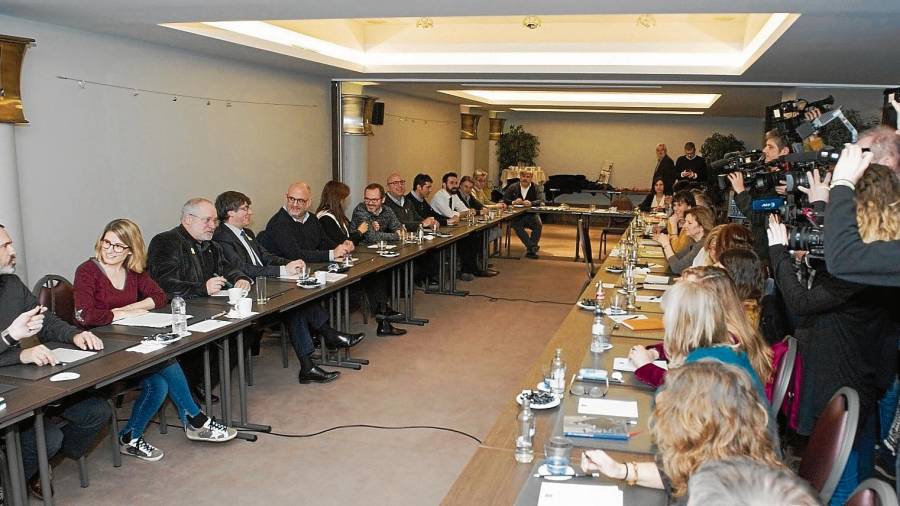 Imatge de la reunió que va realitzar ahir a Brussel·les el grup parlamentari de Junts per Catalunya, format per 34 diputats. FOTO: acn