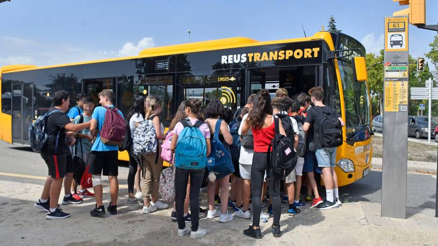 Un grupo de alumnos del instituto Lluís Domènech i Montaner de Reus subiendo, ayer al mediodía, al bus urbano. FOTO: Alfredo González
