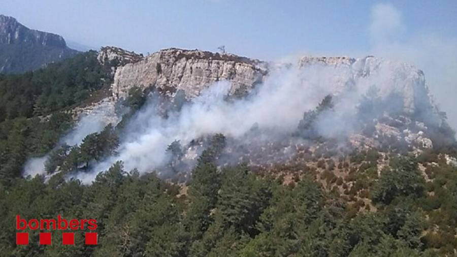 Imatge del foc que crema als Parc Natural dels Ports. Foto: Bombers de la Generalitat