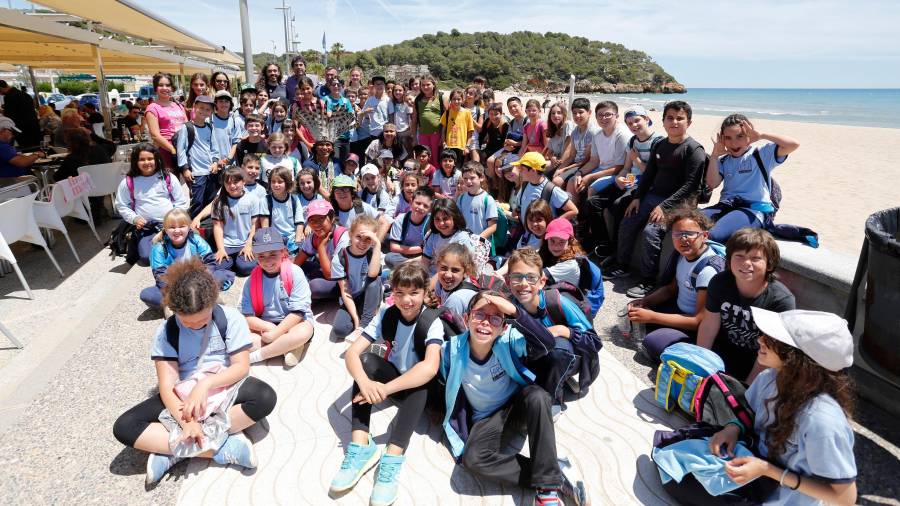 Parte de los alumnos participantes en el proyecto a su llegada a la playa de La Móra. FOTO: Pere Ferré
