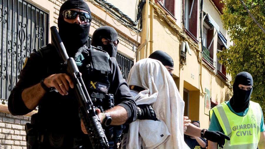 La Guardia Civil traslada al detenido del Cami del Mig de Mataró tras la operación en Mataró contra una célula yihadista por presuntamente dedicarse a la captación de personas de Barcelona y Tarragona