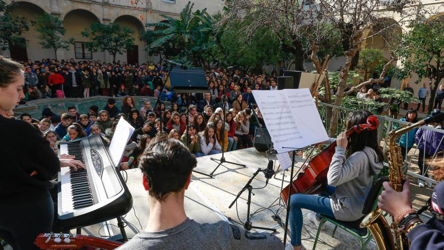 Alumnos del INS Salvador Vilaseca interpretando una pieza musical durante el acto de recuerdo. FOTO: Fabian Acidres