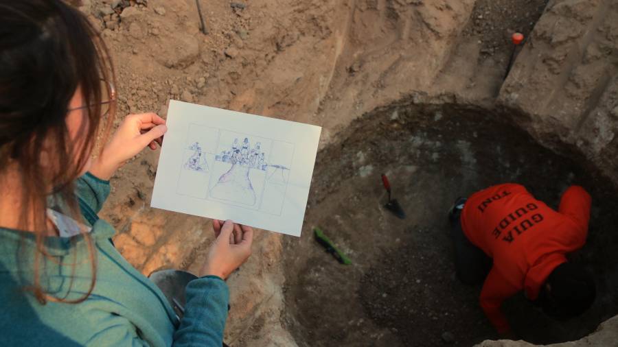 La doctora en prehistoria Georgina Prats muestra un dibujo de uno de los silos descubiertos.