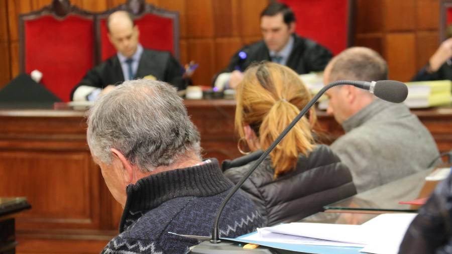 Els tres processats –el pare, un fill i una jove– el dia del judici a l’Audiència de Tarragona. Foto: ACN