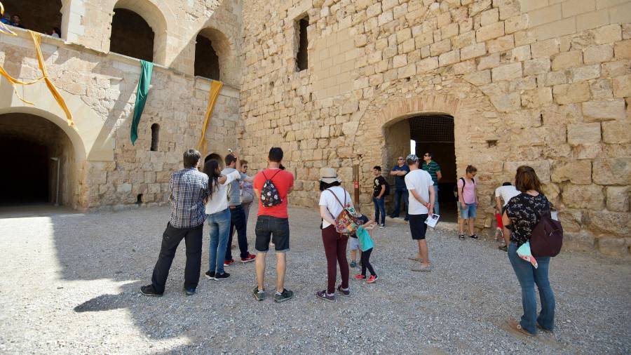 Un grup de visitants al castell de Miravet. FOTO: JOAN REVILLAS