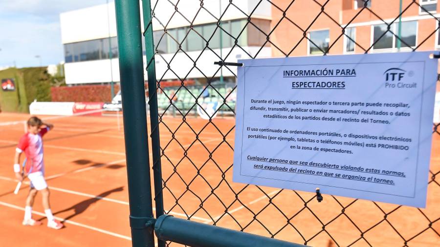El cartel informativo está colgado en la pista central del Reus Monterols. FOTO: Alfredo González