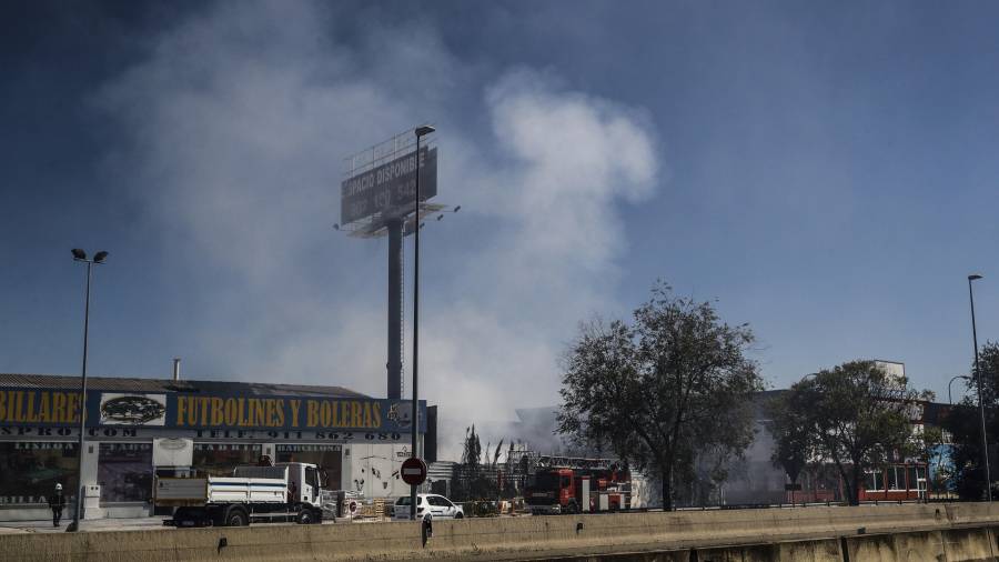 El incendio de 40 toneladas de virutas de magnesio y aluminio en el polígono La Vega 2, de Fuenlabrada, ha originado una nube tóxica. EFE/Emilio Naranjo