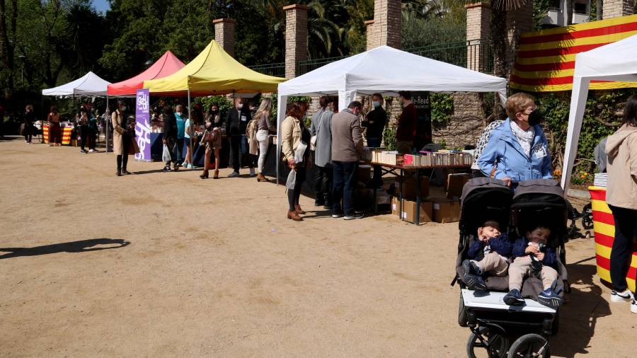 Les parades de les llibres i roses a Reus s'han instal·lat enguany al Parc Sant Jordi. Foto: ACN