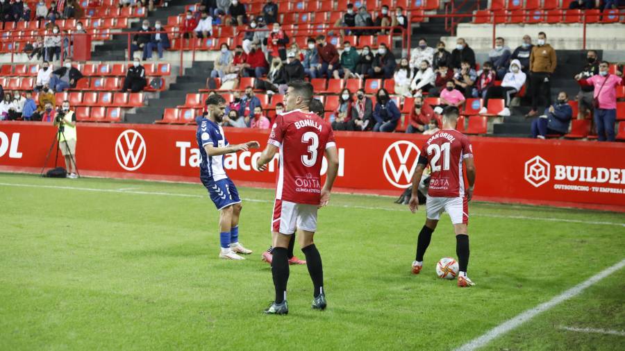 Javier Bonilla es uno de los cuatro jugadores que han jugado esta temporada como titular en la banda izquierda. FOTO: PERE FERRÉ
