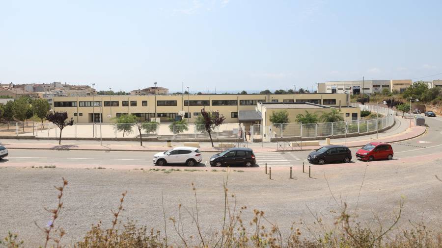 El edificio de la escuela de Roda de Berà donde ocurrieron los hechos. FOTO: ALBA MARINÉ