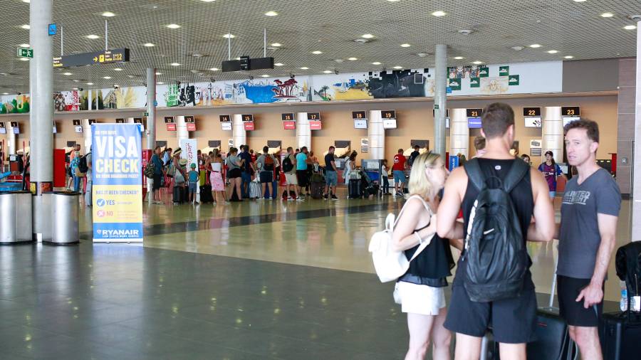 El Aeropuerto de Reus se prepara para gestionar la operación salida del 1 de agosto, que ha llenado 70.000 asientos. FOTO: Fabián Acidres