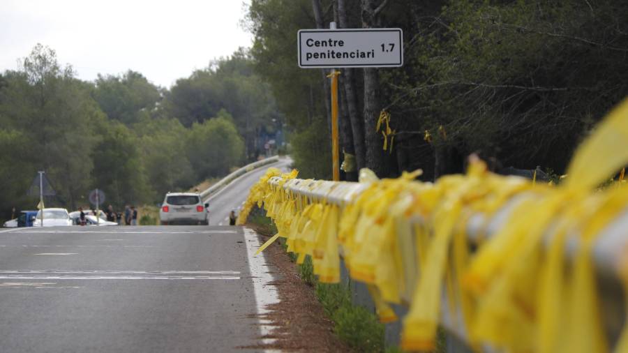 Imagen de los lazos amarillos colocados a la entrada de la cárcel del Catllar. ACN