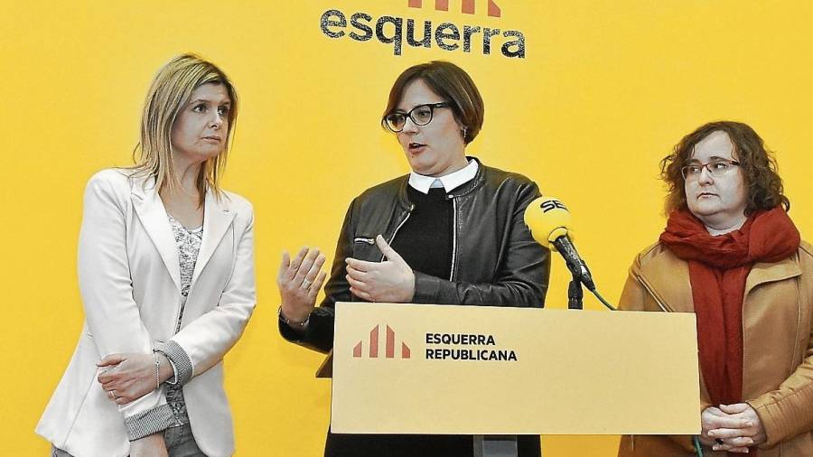 Noemí Llauradó, portavoz d’ERC en el Ayuntamiento, la presidenta del partido en Reus, Ester Alberich, y la concejal Montserrat Flores. FOTO: A. González