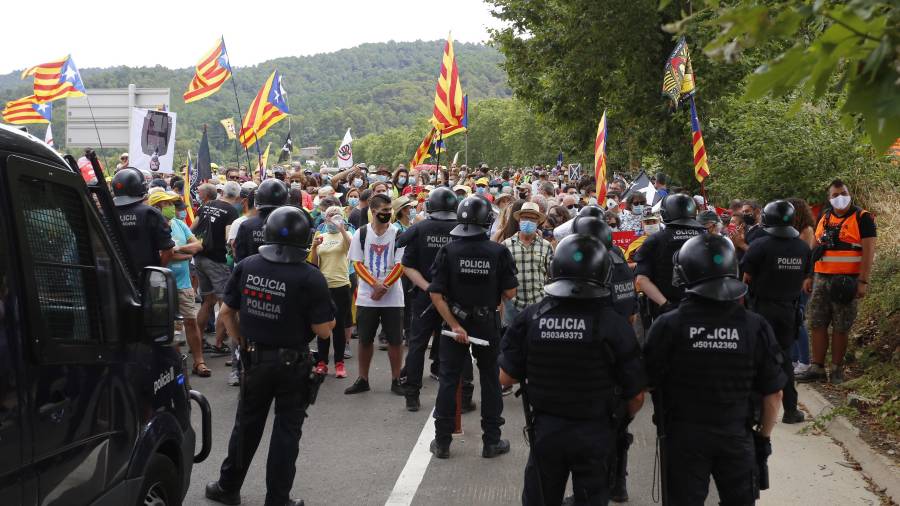 Manifestantes independentistas contra la visita real, este lunes en las inmediaciones del monasterio de Poblet. Foto: Pere Ferré