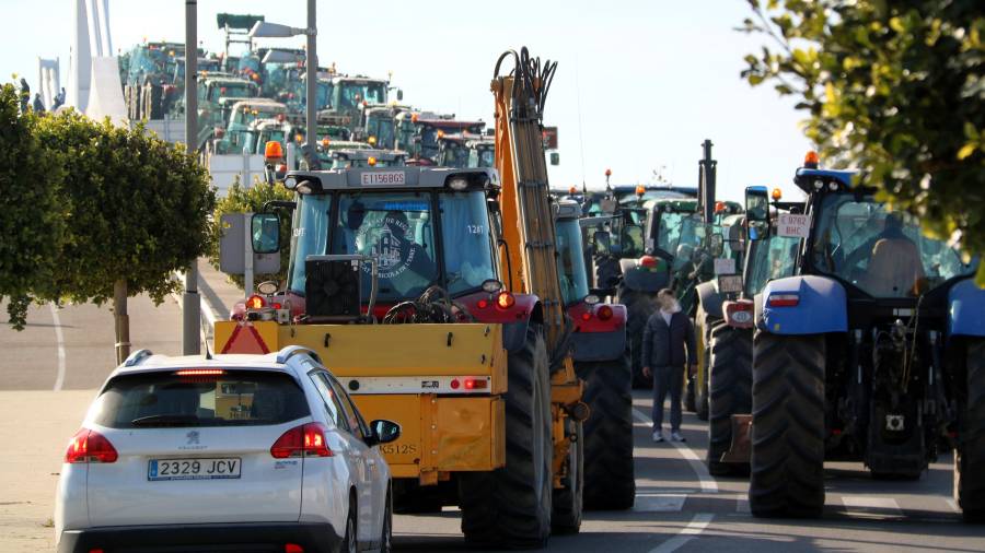 Més de 150 tractors es mobilitzen al Delta per oposar-se a l'estratègia de deixar-lo retrocedir. Foto: ACN