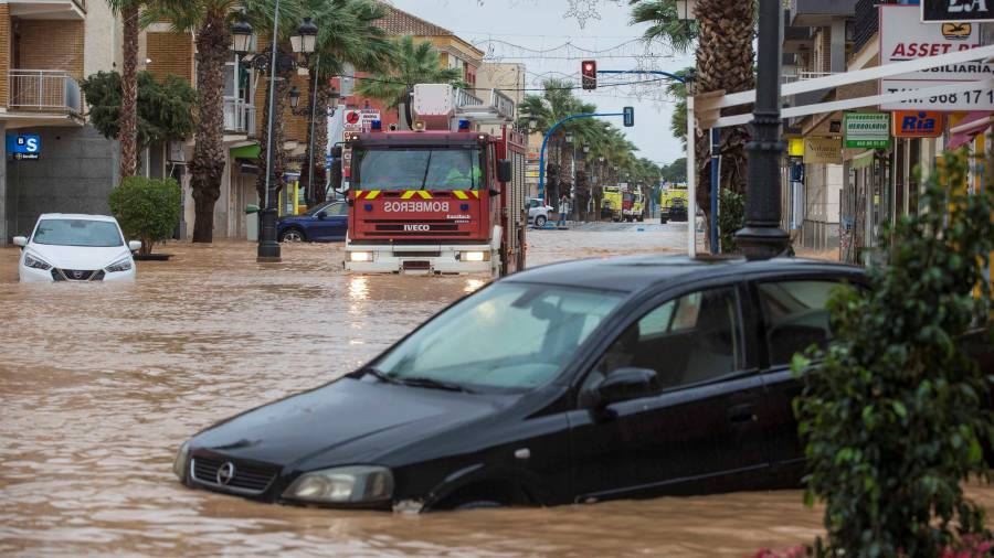 Un camión de bomberos pasa por la avenida Libertad de Los Alcázares inundada a causa de las fuertes lluvias caídas este martes en el Campo de Cartagena.