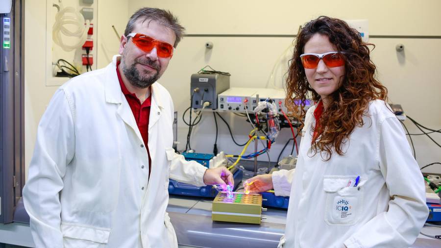 Julio Lloret y Esther Alza, dos de los impulsores del prototipo de fotorreactor que antes de terminar el año empezarán a comercializar con una nueva startup. FOTO: Fabián Acidres