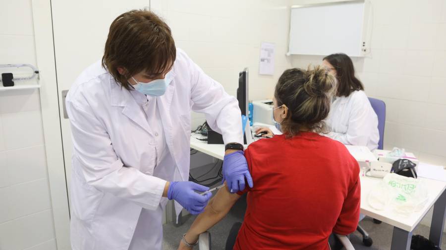 Roser Barceló, inyectando una vacuna. Es una de las enfermeras que administrarán el antígeno de la Covid-19. Foto: Alba Mariné