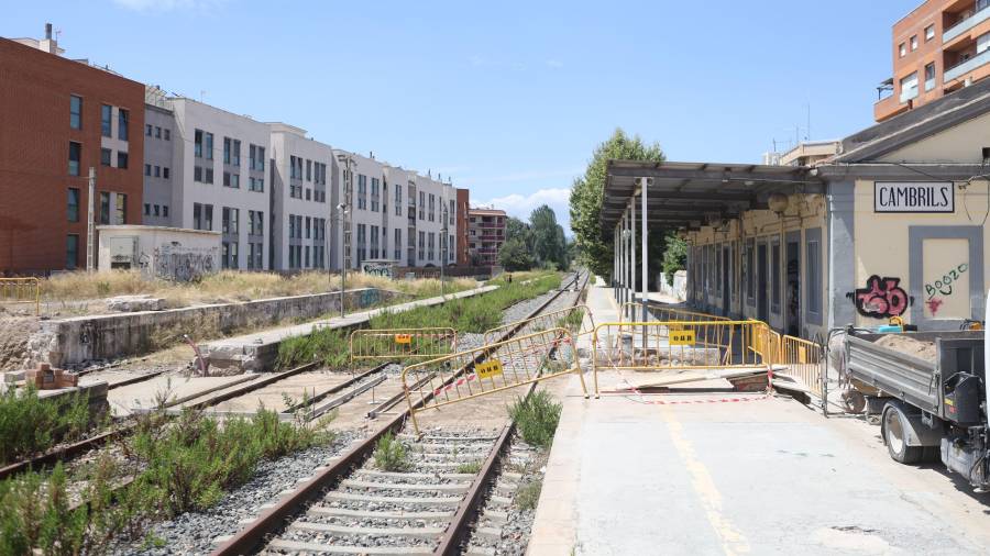 El paso provisional se ha abierto justo al lado del edificio de la antigua estación de tren de Cambrils. FOTO:ALBA MARINÉ