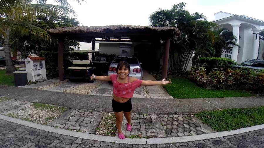 Shaila, la hija de Elizabeth y Pedro, en la casa donde se hospedaron en Playa del Carmen, en la Riviera Maya (M&eacute;xico), otro viaje reciente de intercambio. &nbsp;Foto: DT