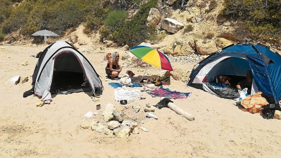 Acampar en la playa está prohibido por las ordenanzas municipales. En las calas del Bosc de la Marquesa viene siendo habitual. FOTO: DT