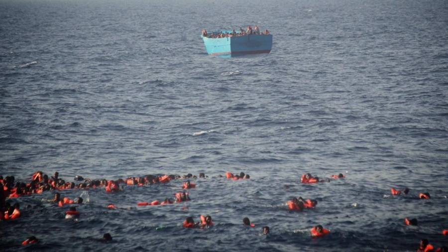 Decenas de inmigrantes flotan ene l mar tras caer de la embarcación en la que viajaban