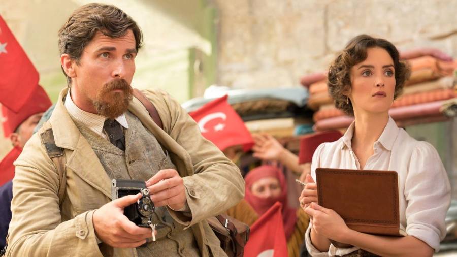 Christian Bale y Charlotte Le Bon en una escena de 'La promesa'.