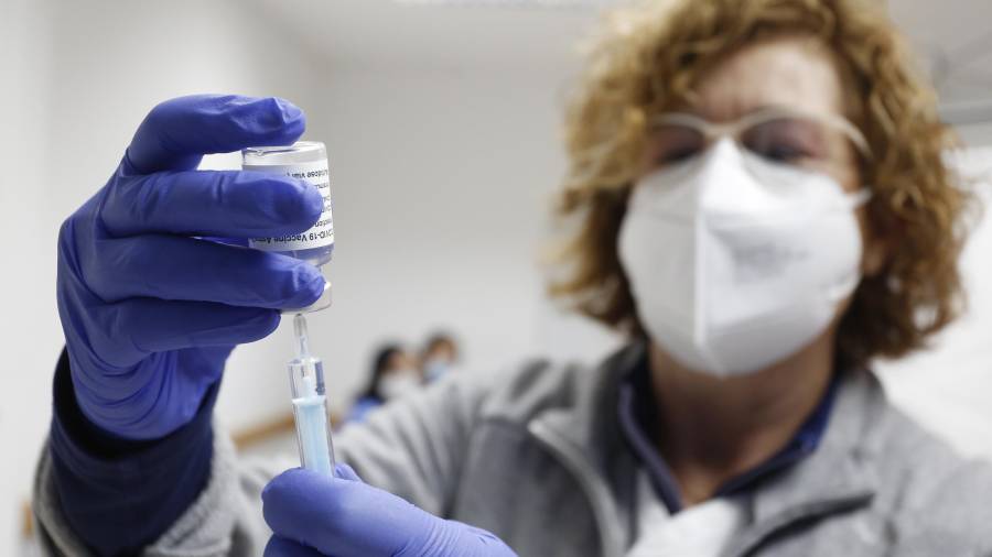 Una sanitaria preparando ayer una dosis de la vacuna de AstraZeneca en la Llar de Jubilats Tarraco. FOTO: PERE FERRÉ