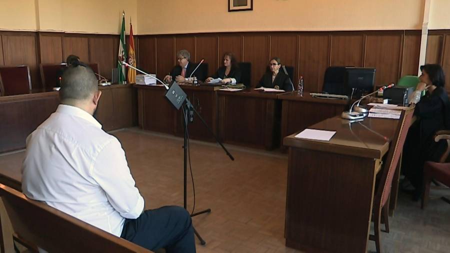 Sala de la Audiencia Provincial de Sevilla que ha condenado a S.A.M. (i) a 29 años y 6 meses de cárcel acusado de 40 delitos de tipo sexual. EFE