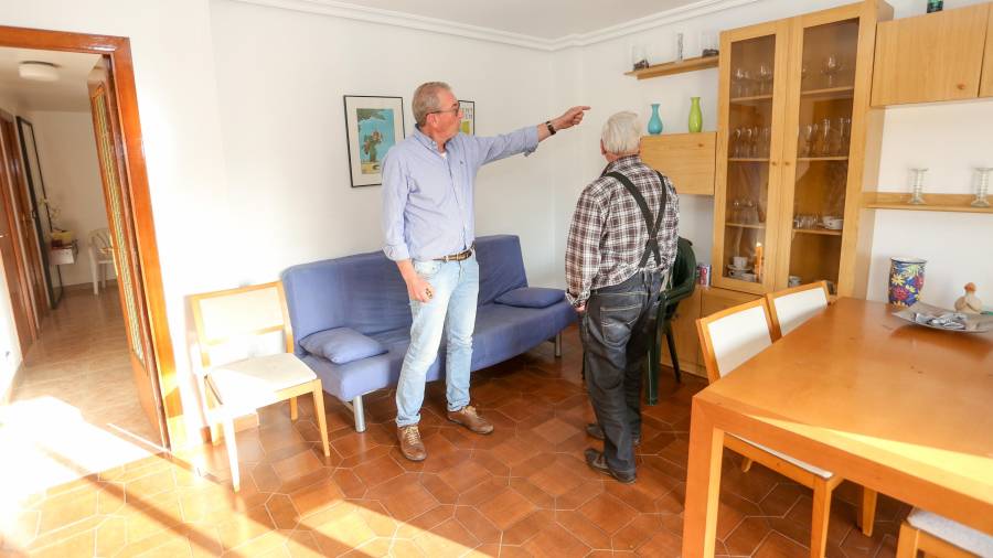 Josep Anton Castells (izquierda) ha recuperado su vivienda después de un año, cuando fue ocupada ilegalmente. FOTO: alba mariné
