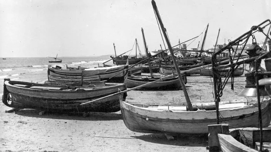 Barcas de pesca en la playa de Calafell. Era otra época.
