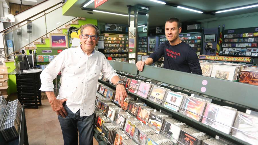 Paco Soler y su hijo, Álex, en la tienda de la calle Fortuny. FOTO: Alba Mariné