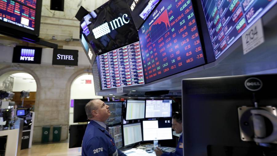 Corredores reaccionan durante el cierre de la Bolsa de Nueva York