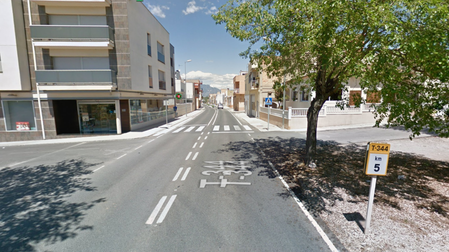 El accidente se ha producido a media mañana en la entrada del municipio, cerca de la farmacia. FOTO: GoogleMaps