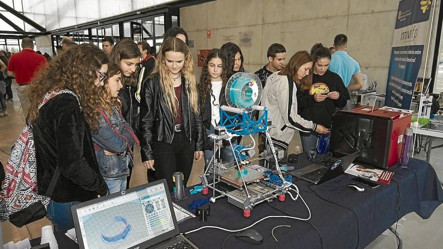 Els alumnes, ahir, coneixent diferents projectes de robòtica al pavelló firal de Remolins. FOTOs: Joan Revillas