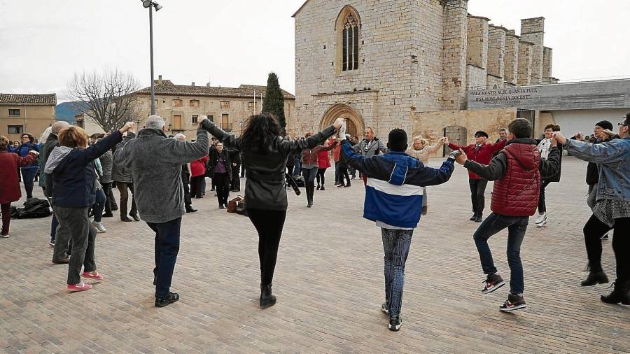 Abans de començar l’acte oficial, els assistents van ballar una sardana davant de l’església de Sant Francesc de Montblanc. FOTO: ALBA TUDÓ