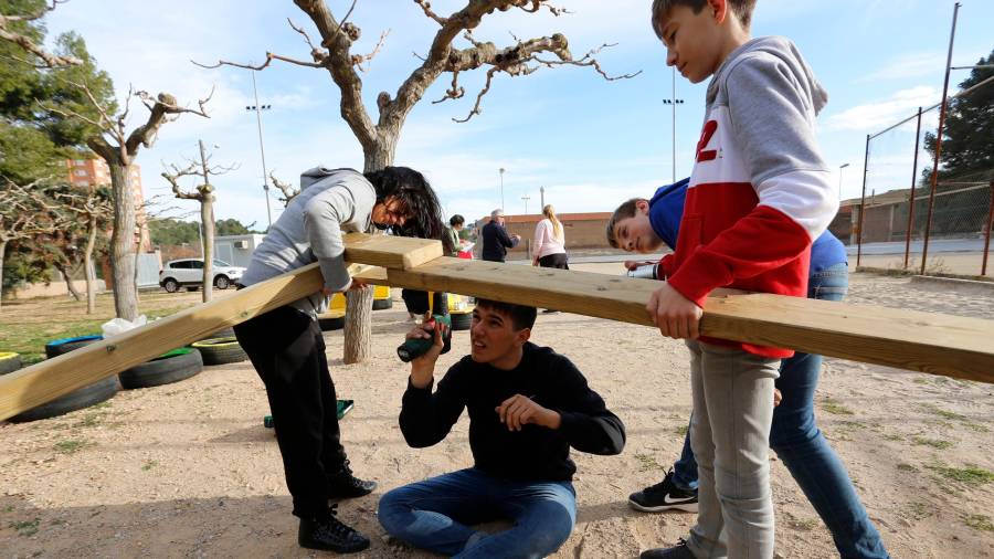 Un grupo de alumnos construyendo un circuito de equilibrio. FOTO: PERE FERRÉ