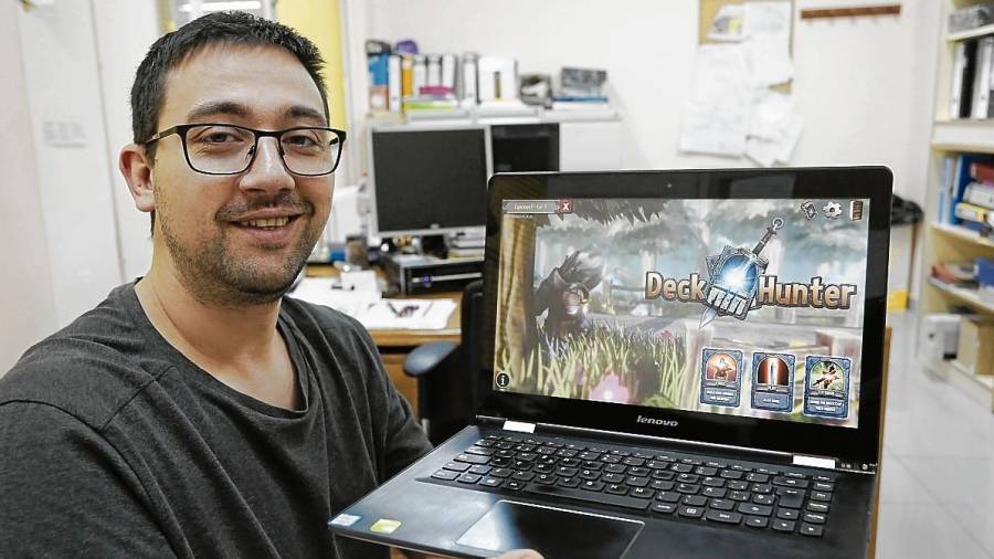 Daniel del Olmo con el videojuego Deck Hunter que se lanzó hace pocos días. FOTO: Pere Ferré
