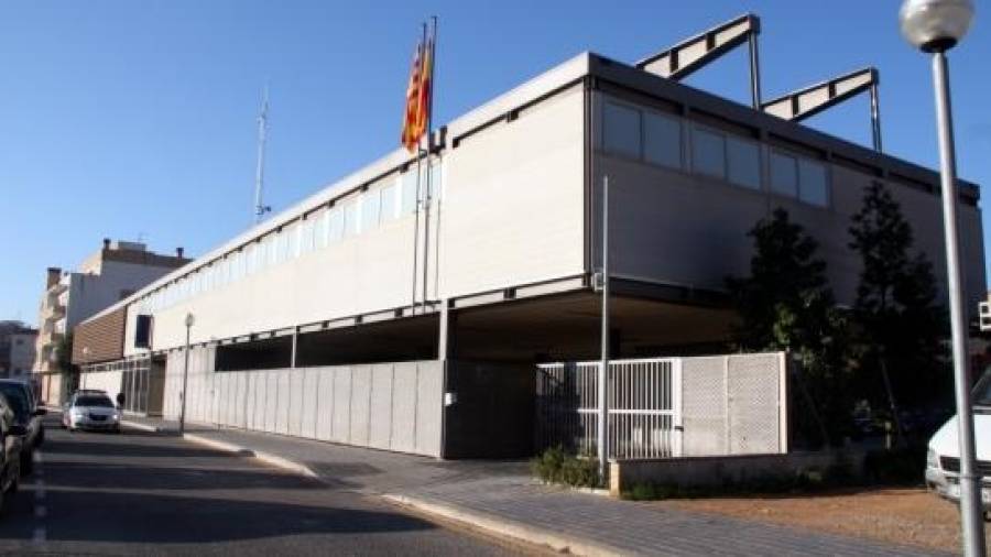 La comisaría de los Mossos d El Vendrell que fue asaltada por dos intrusos.
