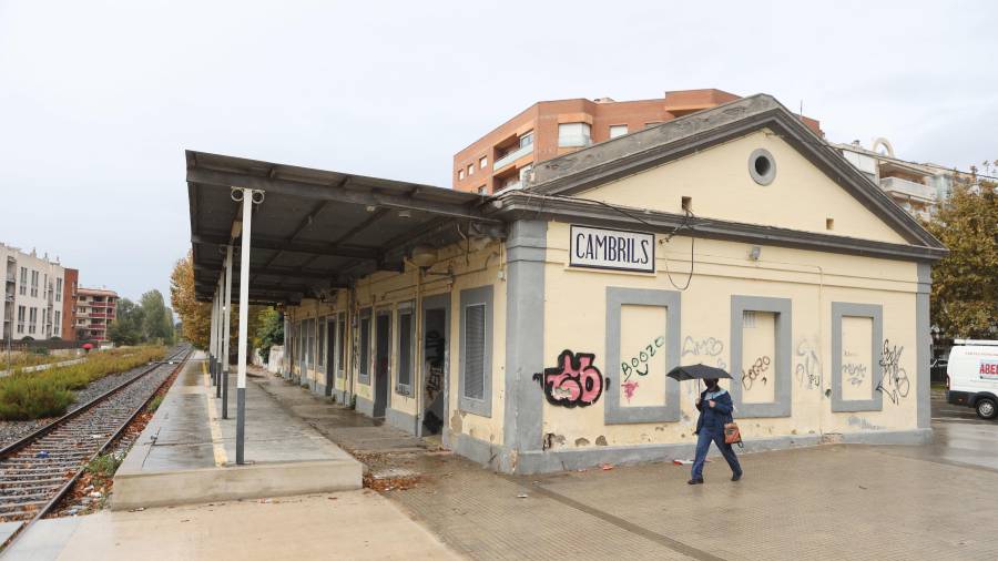 Imagen actual del edificio de la antigua estación de tren de Cambrils. FOTO: ALBA MARINÉ