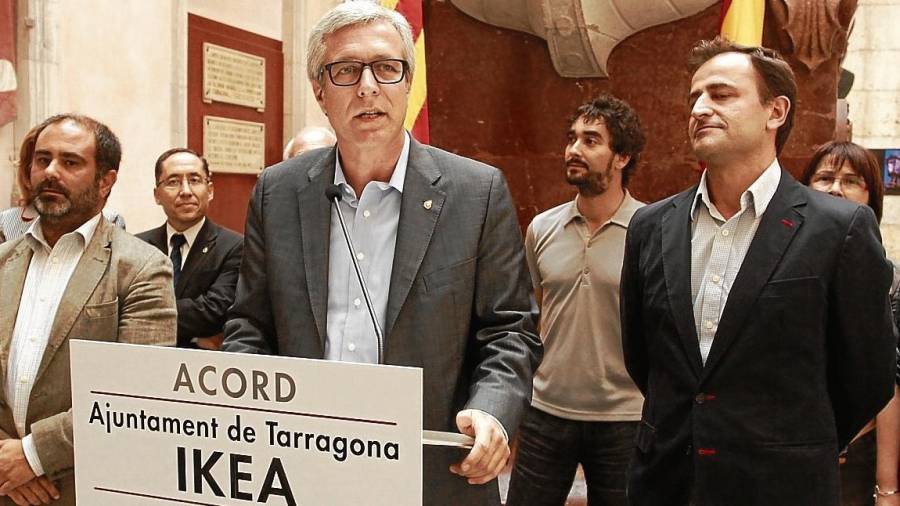 El alcalde Josep Fèlix Ballesteros, el 12 de junio de 2012, presentando el preacuerdo con el representante de IKEA a la derecha. FOTO: Pere Ferré