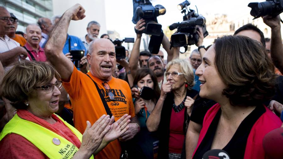 El colectivo Marea de Pensionistas se reunió este fin de semana con las alcaldesas de Barcelona y Madrid, Ada Colau y Manuela Carmena. Foto: EFE