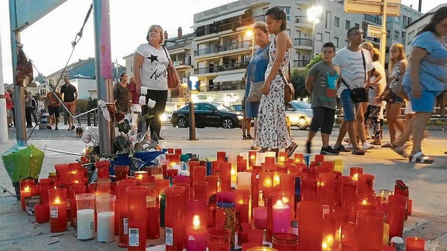 Este martes decenas de personas colocaron velas en recuerdo de las víctimas de Cambrils y Barcelona. Foto: Pere Ferré