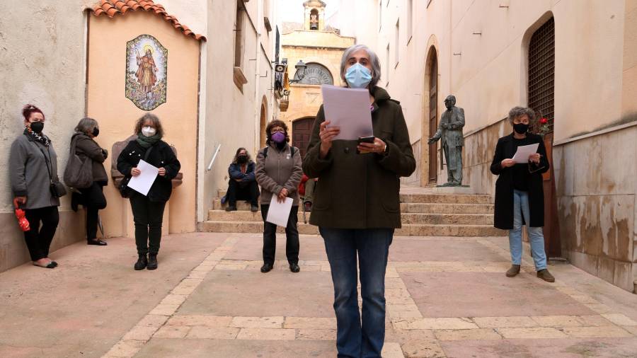 Homenaje a 11 mujeres muertas en el franquismo en el convento de Les Oblates, en Tarragona, hoy. FOTO: ACN
