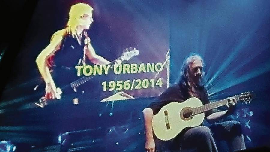 Rosendo homenajeó a Tony Urbano en Las Ventas en Madrid. FOTO: JAVIER DÍAZ