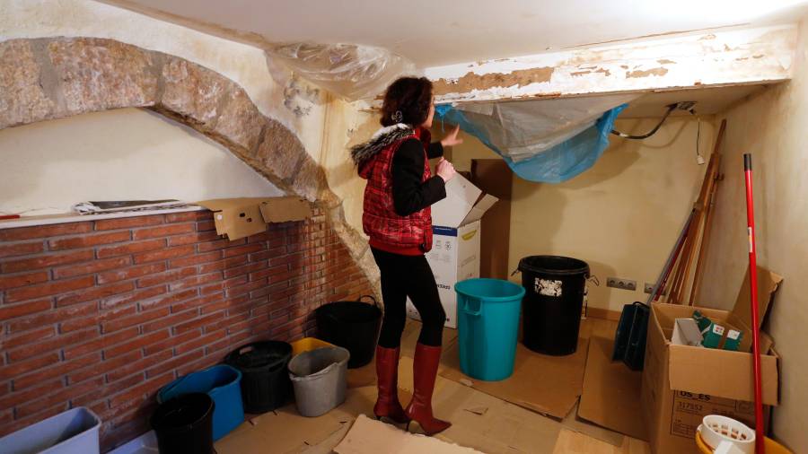 Imagen de la habitación de la casa de Maria Rosa Morales, totalmente afectada por las humedades. FOTO: PERE FERRÉLOS VECINOS DEL NÚMERO 4 DE LA CALLE MERCERIA SUFREN EL MAL FUNCIONAMIENTO DEL SISTEMA DE DESAGÜE DE CA L’ARDIACA. FOTO: PERE FERRÉ