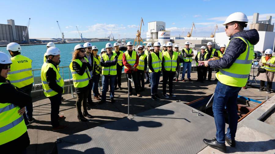 El presidente del Port, Josep Maria Cruset, hizo la explicación sobre el Pont Mòbil. FOTO: PERE FERRÉUN MOMENTO CON LA ESTRUCTURA EN MOVIMIENTO. FOTO: PERE FERRÉ