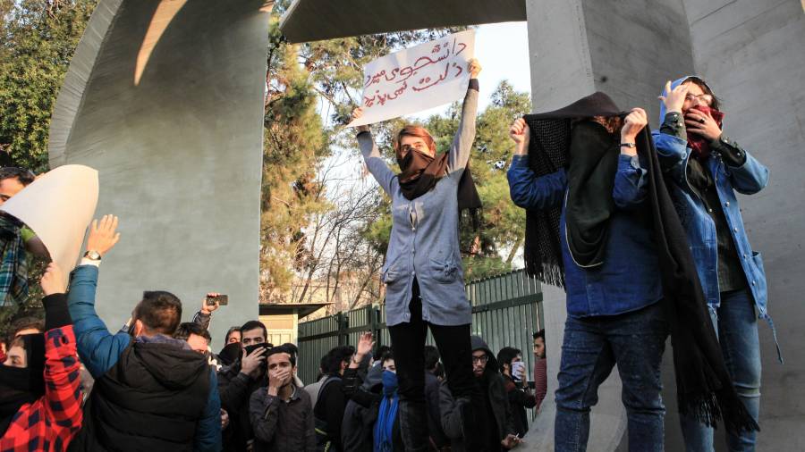 Estudiantes iraníes se manifiestan en los lrededores de la Universidad de Teherán, donde hubo enfrentamientos con la policía, que acabó usando gases. La imagen es del padado sábado. FOTO: efe